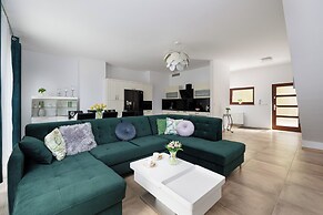 Apartment With Pool by Renters Prestige