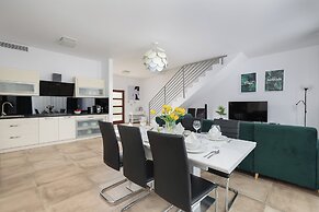 Apartment With Pool by Renters Prestige