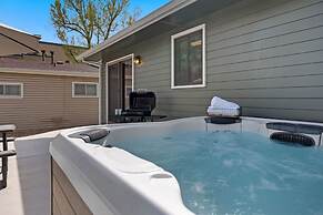 Spirit of the Rockies - Private Backyard & Hot Tub