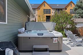 Spirit of the Rockies - Private Backyard & Hot Tub