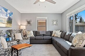 Spirit of the Rockies - Private Backyard & Hot Tub