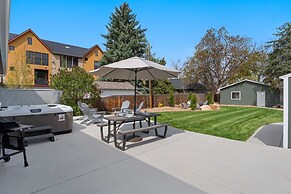 Spirit of the Rockies - Private Backyard & Hot Tub