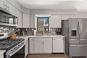 Spirit of the Rockies - Private Backyard & Hot Tub