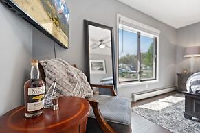 Spirit of the Rockies - Private Backyard & Hot Tub