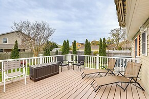 Villas Hideaway w/ Deck, Walk to Bay Beach!