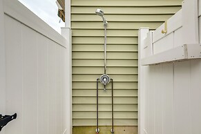 Villas Hideaway w/ Deck, Walk to Bay Beach!