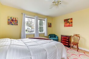 Villas Hideaway w/ Deck, Walk to Bay Beach!