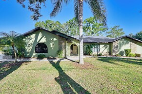 Spring Hill Home w/ Pool, BBQ Grill & Outdoor TV!