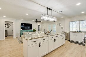 Spring Hill Home w/ Pool, BBQ Grill & Outdoor TV!