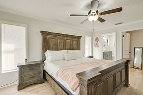 Spring Hill Home w/ Pool, BBQ Grill & Outdoor TV!