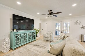 Spring Hill Home w/ Pool, BBQ Grill & Outdoor TV!