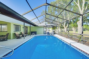 Spring Hill Home w/ Pool, BBQ Grill & Outdoor TV!