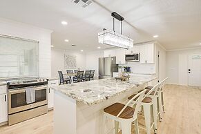 Spring Hill Home w/ Pool, BBQ Grill & Outdoor TV!