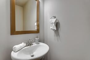 Chic Doraville Townhome: Central Location!