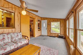 Cozy Wisconsin Cabin: Walk to Beach & Boat Ramp!