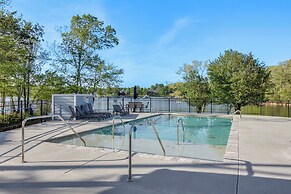 'paradise Found' Lake House on Waterfront!