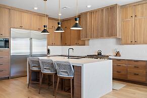 Modern Lagoon 7 Bedroom Home