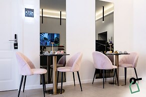 HOTIDAY Room Collection - Napoli Museo Suite