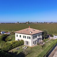 F Tale Country House
