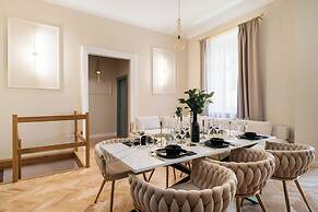 Old Town Oasis - LoftAffair