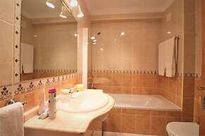 Stylish 2BR Apartment With Pool, Parking & Wifi