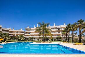 Stylish 2BR Apartment With Pool, Parking & Wifi