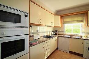 Stylish 2BR Apartment With Pool, Parking & Wifi