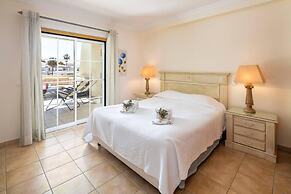 Stylish 2BR Apartment With Pool, Parking & Wifi