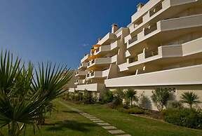 Stylish 2BR Apartment With Pool, Parking & Wifi