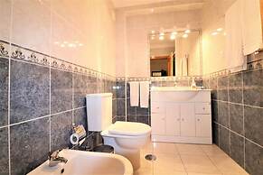 Stylish 2BR Apartment With Pool, Parking & Wifi