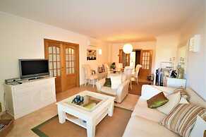 Stylish 2BR Apartment With Pool, Parking & Wifi