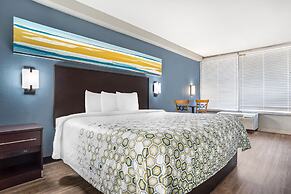 HomeTowne Studios by Red Roof Montgomery - Midtown