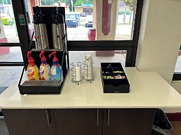 HomeTowne Studios by Red Roof Montgomery - Midtown