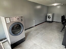 HomeTowne Studios by Red Roof Montgomery - Midtown