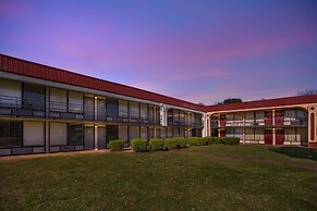 HomeTowne Studios by Red Roof Montgomery - Midtown