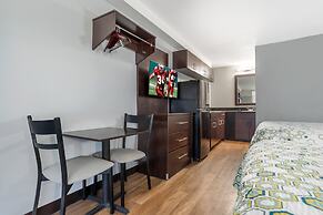 HomeTowne Studios by Red Roof Montgomery - Midtown