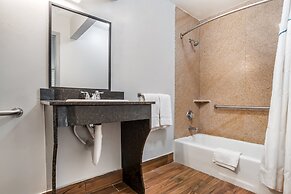 HomeTowne Studios by Red Roof Montgomery - Midtown