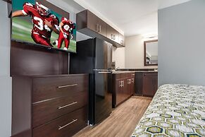 HomeTowne Studios by Red Roof Montgomery - Midtown