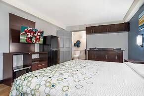 HomeTowne Studios by Red Roof Montgomery - Midtown