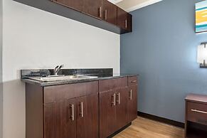 HomeTowne Studios by Red Roof Montgomery - Midtown