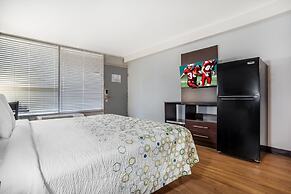 HomeTowne Studios by Red Roof Montgomery - Midtown