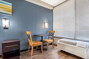 HomeTowne Studios by Red Roof Montgomery - Midtown