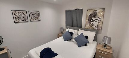 Modern 3 Bedrooms Apt. 01 - Camberley