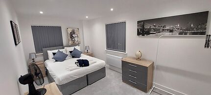 Modern 3 Bedrooms Apt. 01 - Camberley