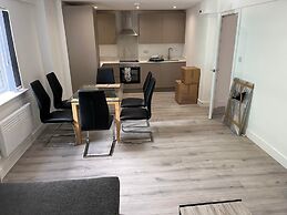 Modern 3 Bedrooms Apt. 01 - Camberley