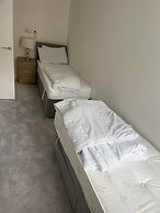 Modern 3 Bedrooms Apt. 01 - Camberley