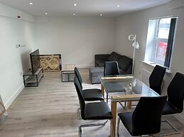 Modern 3 Bedrooms Apt. 01 - Camberley