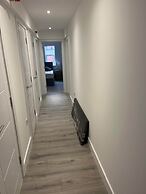 Modern 3 Bedrooms Apt. 01 - Camberley