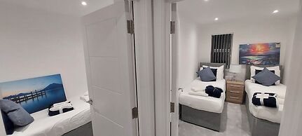Modern 3 Bedrooms Apt. 01 - Camberley