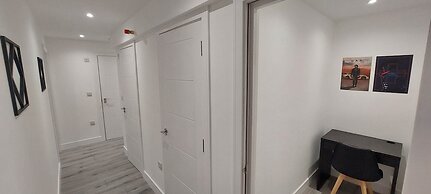 Modern 3 Bedrooms Apt. 01 - Camberley